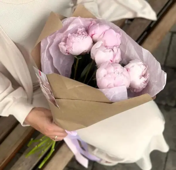 Букет из 5 розовых пионов